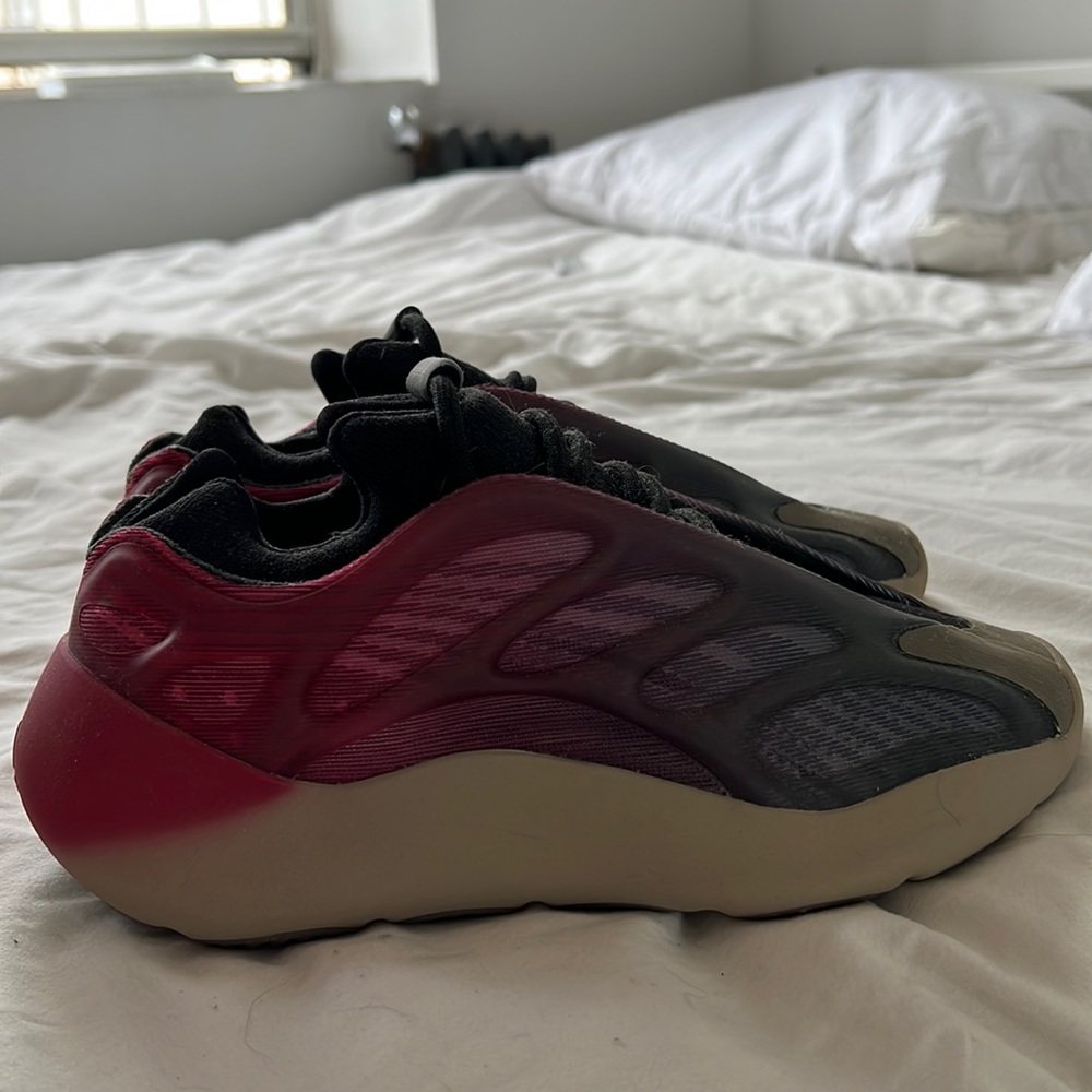 Yeezy 700 V3 - Fade Carbon